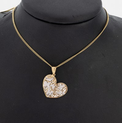 14 kt Gold Anhänger, GG/WG 585/000, Herz, Schmetterlinge, WG sat., durchbrochen mit Voluten, an Kette, GG 585/000, L. ca. 66 cm, ...
