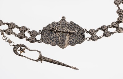 Niello-Hochzeitsgürtel, Kiew 1899-1908, 84er Silber, gr. Schließe mit kl. Säbel als Steckschließe, runde Glieder, fein ausgeführtes Niello, ...