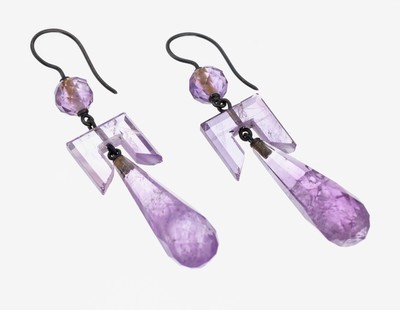 Paar Amethyst-Ohrhänger, Idar-Oberstein um 1880-90, länglich in sich bewegl., Glieder facett. Kugeln, facett. Pampel und stil. Hufeisenform, L. ...