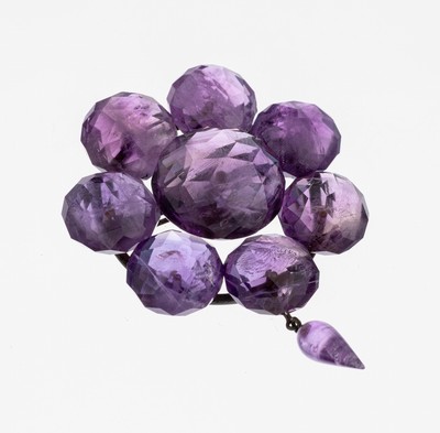Amethyst-Brosche, Idar-Oberstein um 1890, Montur 835er Silber, stil. Blüte, 8 rundfacett. Amethyste, bewegl. abgehangene Pampel, ca. 7 x 5 cm