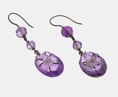 Paar Amethyst-Ohrhänger, Idar-Oberstein um 1880-1900, länglich bewegl., facett. Kugeln, ovalfacett. Amethyste mit aufgelegten plastischen Fliegen, ...