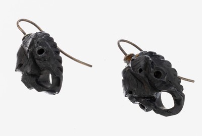Paar Gagat-Ohrhänger, Idar-Oberstein um 1900, Weinlaubdekor, Einhänger fehlen, L. ca. 2.6cm