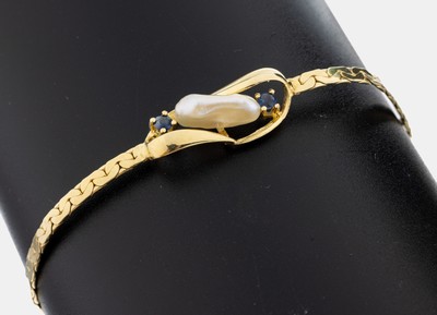 14 kt Gold Perl-Saphir-Armband, GG 585/000,geschwungenes Mittelteil, unrunde längliche Zuchtperle, 2 kl. rundfacett. Saphire, L. ca. 17.5 cm, ...