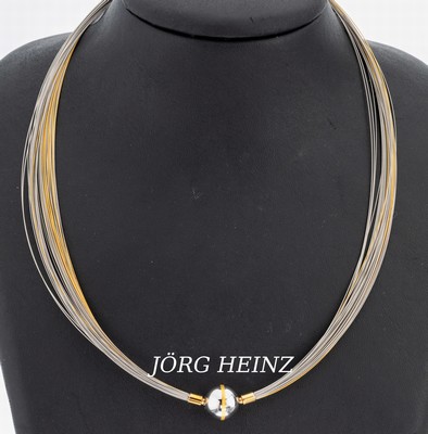 JÖRG HEINZ Kugelschließe an mehrreihigem Halsreif, GG 750/000 und Stahl, L. ca. 47 cm, sign.