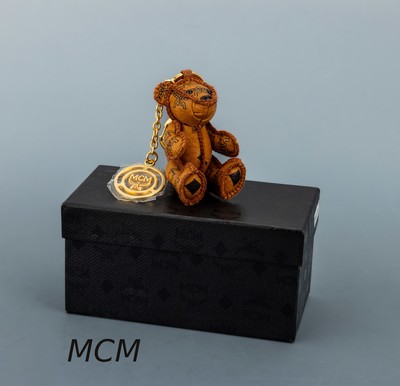 MCM Taschenanhänger "Hund", typ. MCM Aufdruck, Monturen Metall vergoldet, Etui mit Schutzbeutel und Karte
