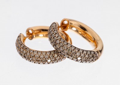 Paar 18 kt Gold Brillant Ohrcreolen, RG 750/000, Vorderseite bes. mit Brillanten zus. ca. 1.00 ct get.-Braun/si, ca. 12.6 g, D. ca. 1.2 cm, im Etui