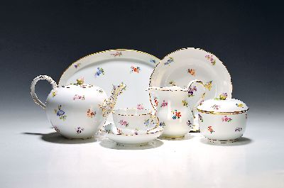 Service für 10 Personen, Meissen, 20. Jh., 1. Wahl, Dekor gestreute Blumen, Goldränder, 10 Tassen mit Untertassen, 9 Kuchenteller 17.5cm, 5 ...