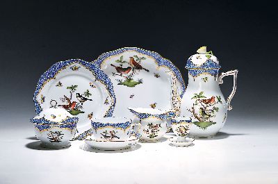 Frühstückservice für 6 Personen, Herend Ungarn, 20. Jh., Dekor Rothschild mit blauem Schuppendekor, Kaffeekanne, Milchkännchen, Zuckerdose, 6 ...