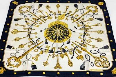 HERMES Carree Diane, 100 % Seide, Entwurf C. Vauzelles/J.Hallo 1972, in Erdtönen gehalten, Darst. versch. Waffen, handrolliert, 88 x 88 cm, Label ...