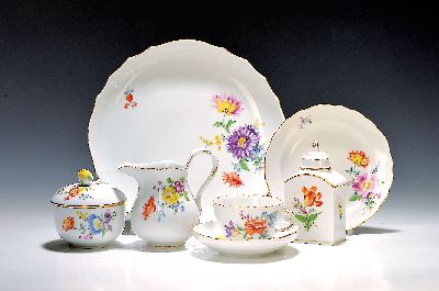 Kaffeeservice für 8 Personen, Meissen, 20. Jh., 1. Wahl, Dekor Blume II, Goldränder, 9 Tassen, 8 Untertassen, 12 Kuchenteller 18cm, Zuckerdose, ...
