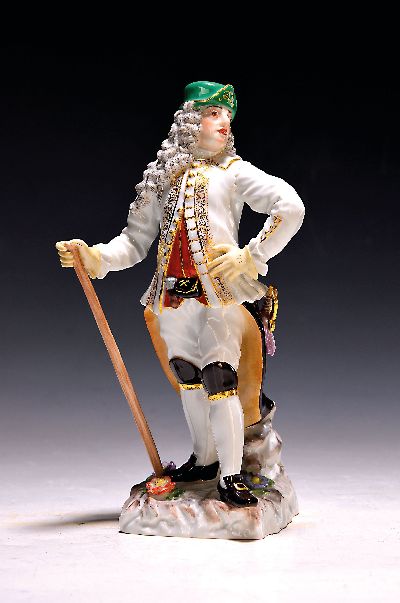 Berghauptmann, Meissen, 20.Jh., Porzellan, farbig und goldstaffiert, Entw. J.J. Kaendler, Spitze der Hacke fehlt, H. 21 cm