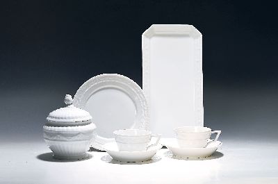 9 Kaffeegedecke, KPM Berlin, 20. Jh., Modell Kurland, 9 Tassen mit Untertassen, 9 Kuchenteller, eine Königskuchenplatte, eine Bonbonnière