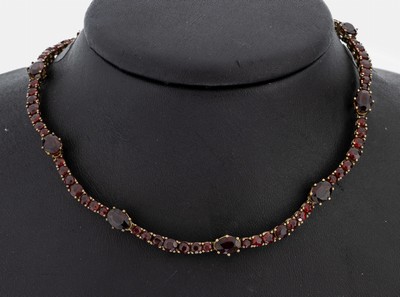 8 kt Gold Granat-Collier, GG 333/000, längliche geschwungene Glieder, rund- und ovalfacett. Granate, L. ca. 43.5 cm, Federringschließe, ca. 22.8 g