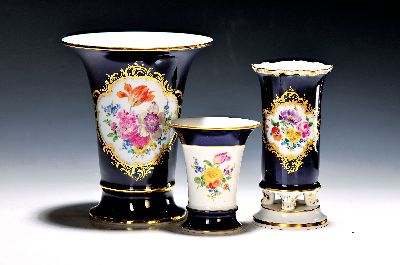3 Vasen, Meissen, 20. Jh., 1. Wahl, Porzellan, partiell kobaltblau glasiert, mit bunter Blumenbukettmalerei und Goldstaffage bzw. -rändern, H. ca. ...