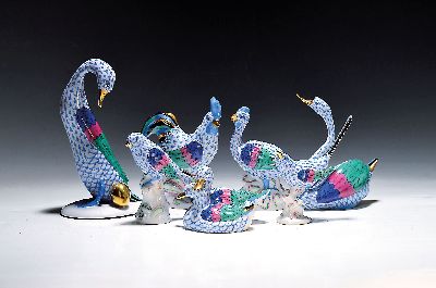 7 Porzellanfiguren, Herend Ungarn, 20. Jh., verschiedene Vögel wie Schwan, Enten, Hahn etc., bunt bemalt mit blauem Fischnetzdekor, Goldstaffage, H. ...