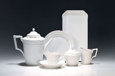 Kaffeeservice für 9 Personen, KPM Berlin, 20. Jh., Modell Kurland weiß, Kaffeekanne, Zuckerdose, Milchkännchen, 9 Tassen mit Untertassen, 9 ...