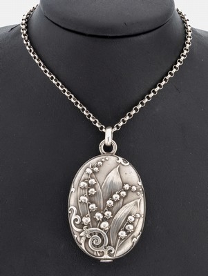 Jugendstil Medaillon-Anhänger, um 1900, Silber gepr., wohl Frankreich, oval, Maiglöckchen-Dekor, innen 2 Spiegel, 1 Spiegelmin. besch., an ...