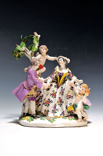 Porzellanfigurengruppe, Meissen, um 1900, galante Szenerie mit zwei Putten, bunt bemalt, Blattwerk des Baumes bestoßen und teils fehlend, H. ca. 18cm