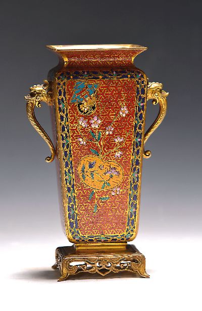 Vase, Frankreich, um 1890, im chinesischen Stil, Bronze, allseitig bunt emailliert in champs-levé-Technik, H. ca. 17.5cm
