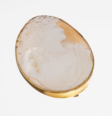 9 kt Gold Kamee-Brosche, um 1900, GG 375/000, ovale Muschelkamee, Darstellung einerFrau nach antikem Vorbild, ca. 6.3 x 5 cm, ca.17.0 g, ...