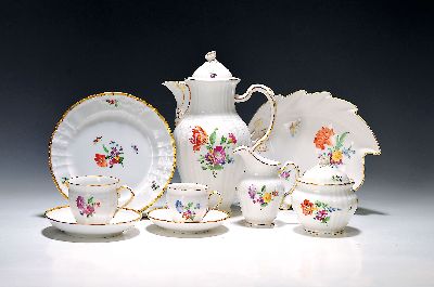 Kaffeeservice für 6 Personen, KPM Berlin, 20. Jh., Form Rocaille mit feiner bunter Malerei von Blumen und Schmetterlingen, Kaffeekanne, Zuckerdose, ...