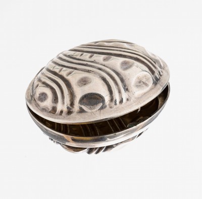 Tabakdose, wohl um 1820, Silber gepr., in Form einer Muschel, innen verg., reine Treibarbeit, ca. 6.7 x 5.8 cm, ca. 38.2 g