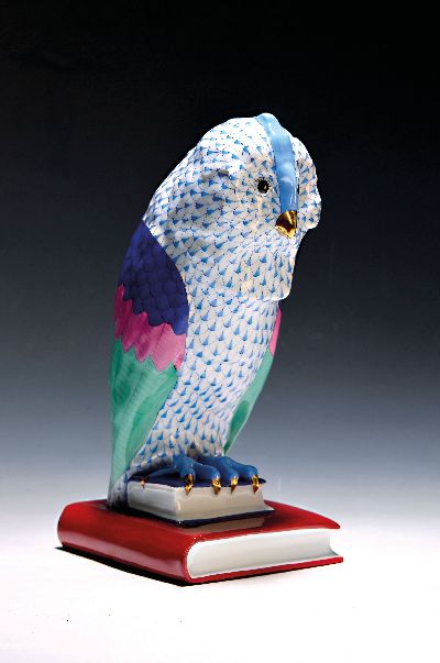 Große Porzellanfigur, Herend Ungarn, 20. Jh., Eule auf Büchern, bunt bemalt mit blauem Fischnnetzdekor, Goldstaffage, H. ca. 30cm