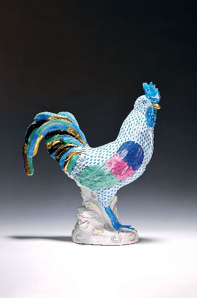Sehr große Porzellanfigur, Herend Ungarn, 20. Jh., Hahn, bunt bemalt und mit blauem Fischnetzdekor, Goldstaffage, H. ca. 40cm