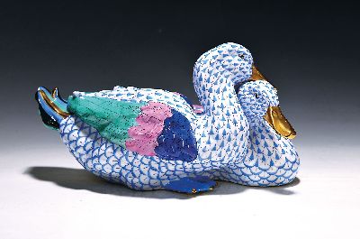 Porzellanfigur, Herend Ungarn, 20. Jh., Entenpaar, bunt bemalt und mit blauem Fischnetzdekor, Goldstaffage, H. ca. 15cm