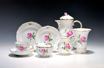 Kaffeeservice für 6 Personen, Meissen, 20. Jh., 2. Wahl, Dekor rote Rose mit Goldrändern, Kaffeekanne, Zuckerdose, Milchkännchen, 6 Tassen mit ...