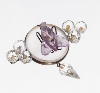 Bergkristall-Amethyst-Brosche, Idar-Oberstein um 1890, Montur Silber, runder sat., Bergkristall, aufgelegte plastische Fliege ausAmethyst, 6 facett. ...