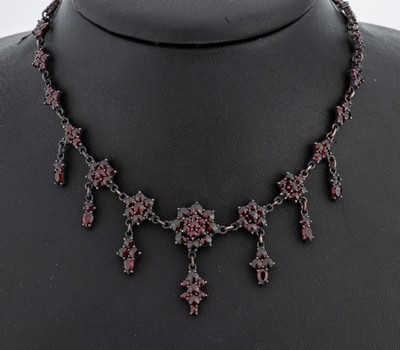 Granat-Collier, um 1890, Metall verg., facett. Granate, Mittelteil mit bewegl. Abhängungen, L. ca. 46 cm, Federringschließe