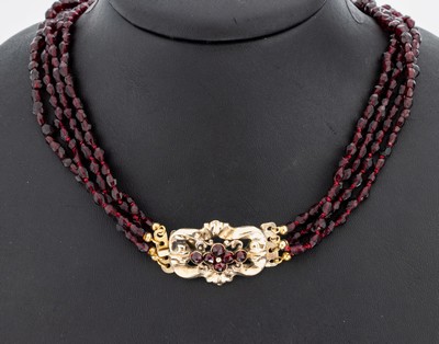 Granat-Collier, um 1870-80, 4-rhg. facett. Granate, schöne Farbe, Kastenschloss Schaumgold 585/000, rs. mit Silber verbödet, L. ca. 45 cm
