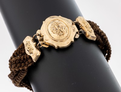 Biedermeier Haar-Armband mit Schaumgold Schließe, um 1830-40, 6-rhg. geflochtenes Haar, Schaumgold-Kastenschloss, GG 585/000, rs. Silber verbödet, ...