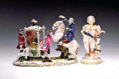 Porzellanfigur und Figurengruppe, Derby, England, Porzellan, Goldstaffage, Tänzerin und Höfische Gruppe mit Sänftenträgern, Alterssp.