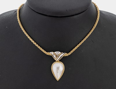 14 kt Gold Perl-Brillant-Anhänger, GG/WG 585/000, geschwungen, bewegl. abgehängte tropfenf. Mabeperle, 1 Brillant 0.03 ct (grav.) Weiß/si, an ...