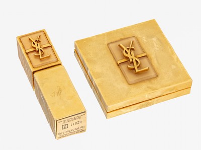 YVES SAINT LAURENT Kosmetikset, Metall verg., best. aus: 1 Lippenstifthalter, L. ca. 7.5 cm und Puderdose, ca. 6 x 6 cm