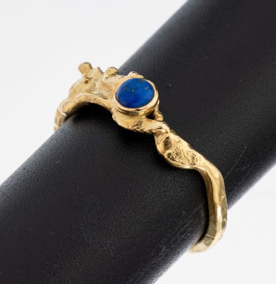 18 kt Gold Lapislazuli-Ring, GG 750/000, abstrakte Ringschiene, kl. Lapislazuli- Cabochon, RW 57, ca. 3.3 g