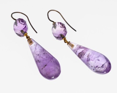 Paar Amethyst-Ohrhänger, Idar-Oberstein um 1890-1900, länglich bewegl., 2 rundfacett. Amethyste und 2 Amethyst-Pampeln, L. ca. 5 cm