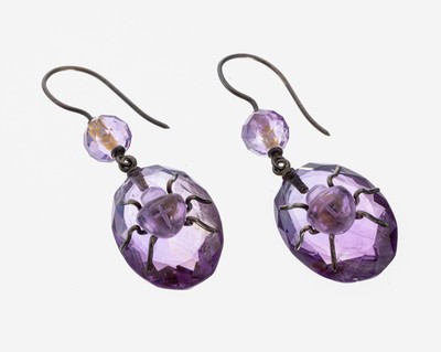 Paar Amethyst-Ohrhänger, Idar-Oberstein, um 1890, länglich bewegl., facett. Amethyst -Kugeln, ovalfacett. Amethyste mit aufgelegtenplastischen ...