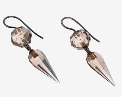 Paar Rauchquarz-Ohrhänger, Idar-Oberstein um 1900, länglich bewegl., facett. Kugeln D. ca. 9 mm und Pampeln, L. ca. 3.6 cm