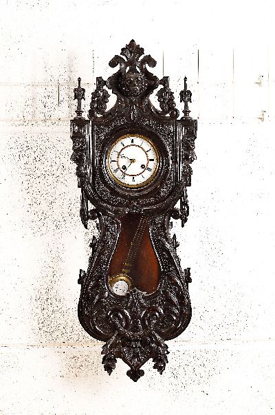 Wanduhr, deutsch, um 1870, reich geschnitztes Holzgehäuse mit Löwenkopf und Blattrocaillen, dreiseitig verglast, seltene Front, Pendelaufhängung ...