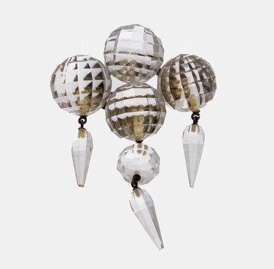 Bergkristall-Brosche, Idar-Oberstein um 1880- 1900, 4 gr. facett. Bergkristall-Kugeln, 3 bewegl. abgehangene Pampeln, min. besch., ca. 7 x 4.6 cm