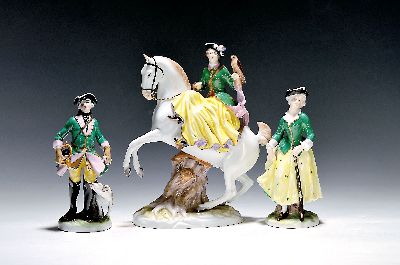 3 Porzellanfiguren, Aelteste Volkstedt, Thüringen, 2.Hälfte 20.Jh., Porzellan, farbig und goldstaffiert, herrschaftliches Jägerpaar und Falknerin ...