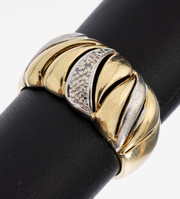 14 kt Gold Diamant-Ring, GG/WG 585/000, Ringkopf durchbrochen gearbeitet, 2 in WG gefasste 8/8-Diamanten zus. ca. 0.02 ct (grav.) Weiß/si, RW 57, ...