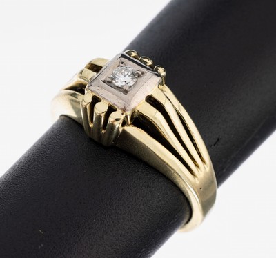 14 kt Gold Brillant-Ring, 1950er Jahre, GG/WG 585/000, Ringschultern durchbrochen, 1 in WG gefasster Brillant ca. 0.08 ct Weiß/si, RW 54, ca. 5.2 g