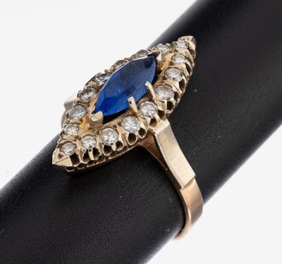 14 kt Gold Farbstein-Diamant-Ring, Russland 1960er Jahre, GG 583/000, navettef. Ringkopf, mittig erhaben gefasste Saphir-Synthese, umgeben von 16 ...