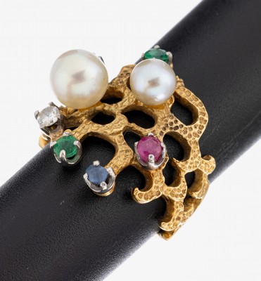 18 kt Gold Perl-Farbstein-Brillant-Ring, GG750/000, abstrakte Gestaltung, 2 Akoyazuchtperlen, D. ca. 5.5 bzw. 7.1 mm, 3 rundfacett. Smaragde, 1 ...