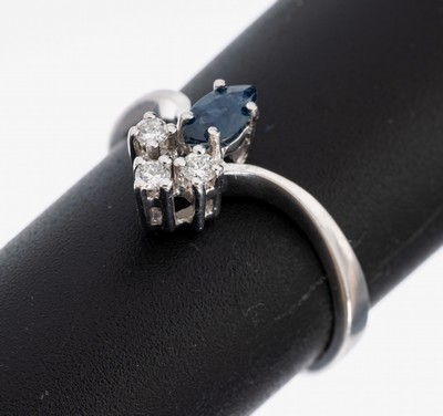 14 kt Gold Brillant-Saphir-Ring, WG 585/000, 3 Brillanten zus. ca. 0.09 ct (grav.)Weiß/si, Saphir-Navette ca. 0.18 ct, RW 58, ca. 2.8 g
