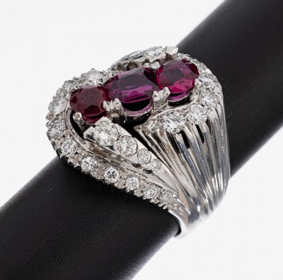 14 kt Gold Rubin-Brillant-Ring, WG 585/000,geschwungene Gestaltung, 3 ovalfacett. Rubine zus. ca. 1.40 ct, 30 Brillanten zus. ca. 0.94 ct ...